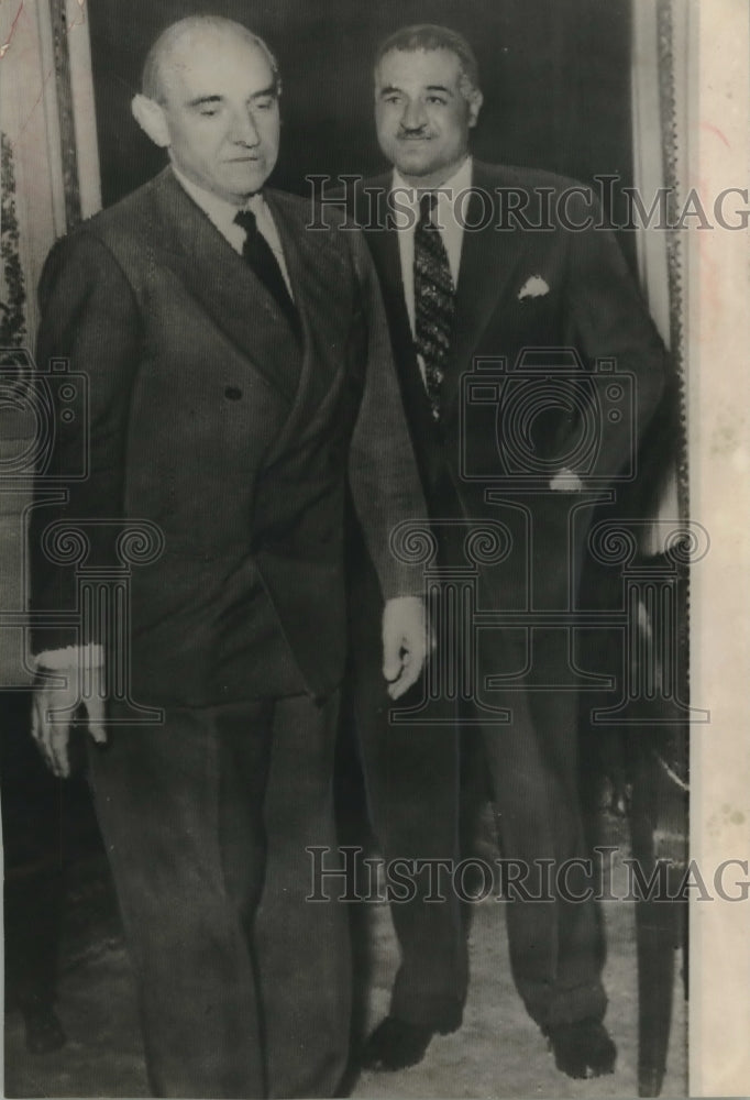 1956 Press Photo President Nasser of Egypt and British Ambassador in Cairo - Historic Images