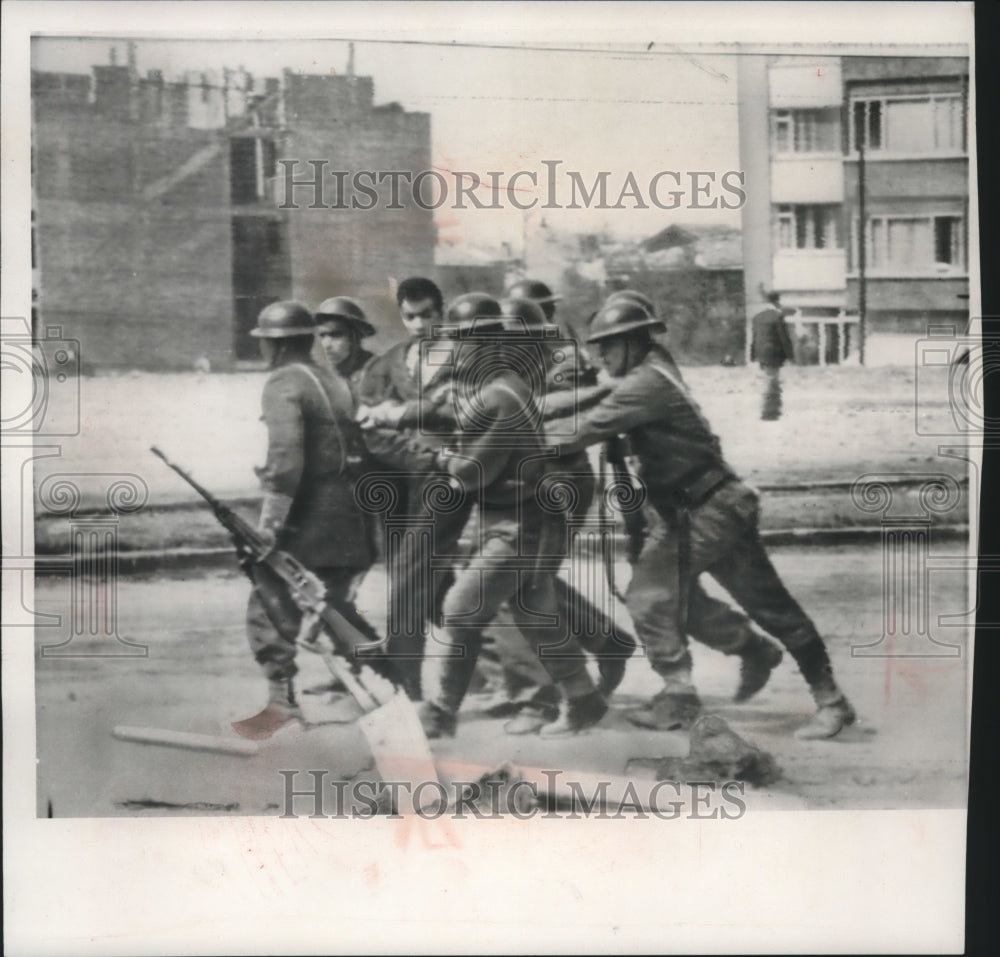 1960 Press Photo student arrested by soldiers Istanbul, Turkey, for protesting - Historic Images