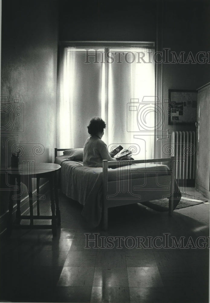1982 Inmate sits on bed, reading, Harris Hall, Taycheedah Wisconsin - Historic Images