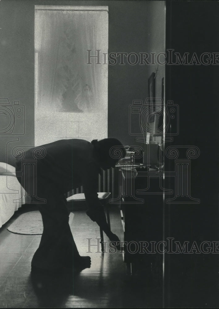 1975 Press Photo Guard, Industrial Home for Women, goes through inmate dresser - Historic Images