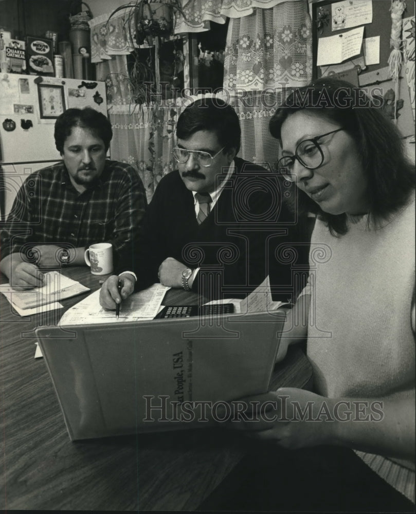 1992 Tax preparer Jon Anthony&#39;s meets with Andrew &amp; Theresa Biada - Historic Images