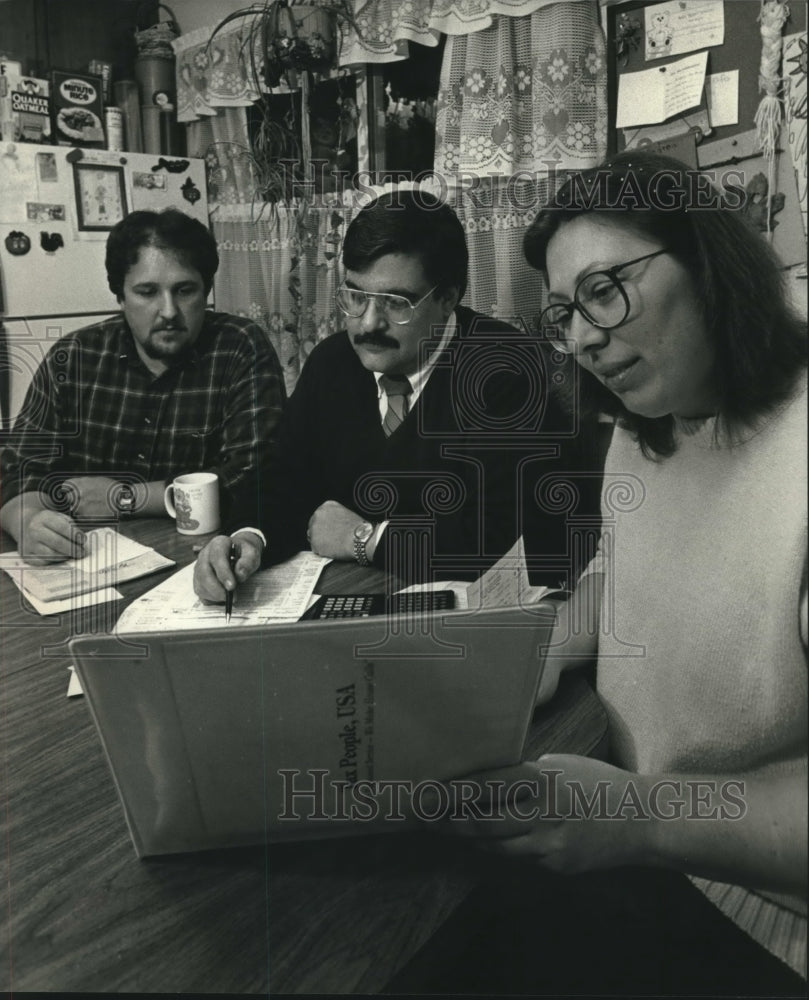 1992 Tax preparer Jon Anthony's meets with Andrew & Theresa Biada - Historic Images