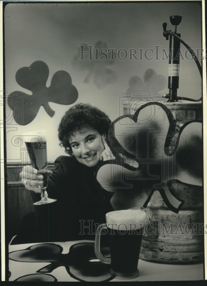 1987 Press Photo Maureen Murphy holds beer at St. Patrick&#39;s Day event, Wisconsin - Historic Images