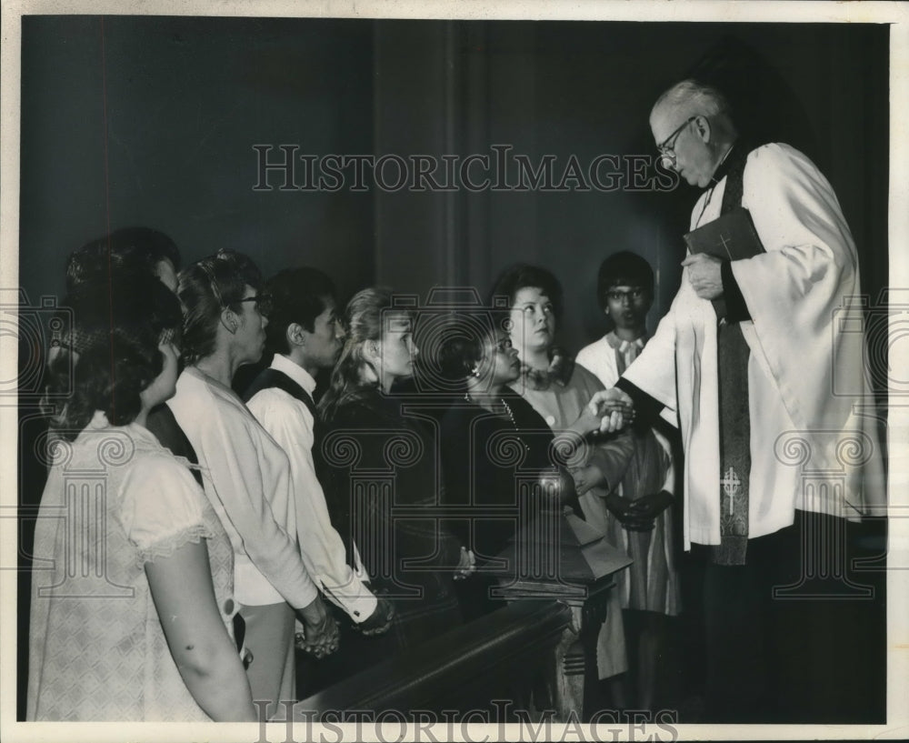 1964 Press Photo Pastor Erwin Tieman and others at confirmation Trinity Lutheran - Historic Images