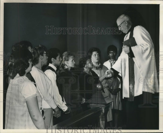 1964 Press Photo Pastor Erwin Tieman and others at confirmation Trinity Lutheran - Historic Images
