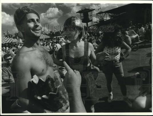 1994 Press Photo Steve Verseman & Suzi Speaker-Daubert enjoy Summerfest - Historic Images