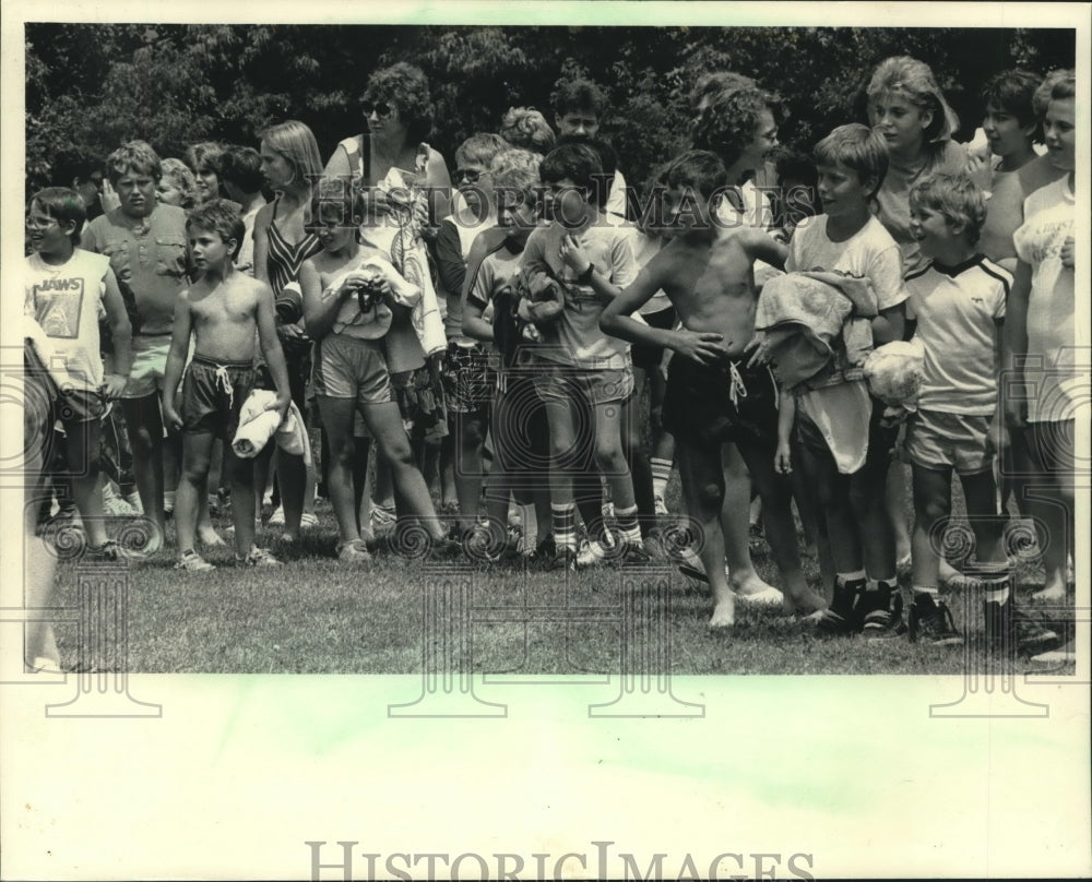 1986 Press Photo Children Line Up To Swim at Hoyt Park Pool in Wauwatosa - Historic Images