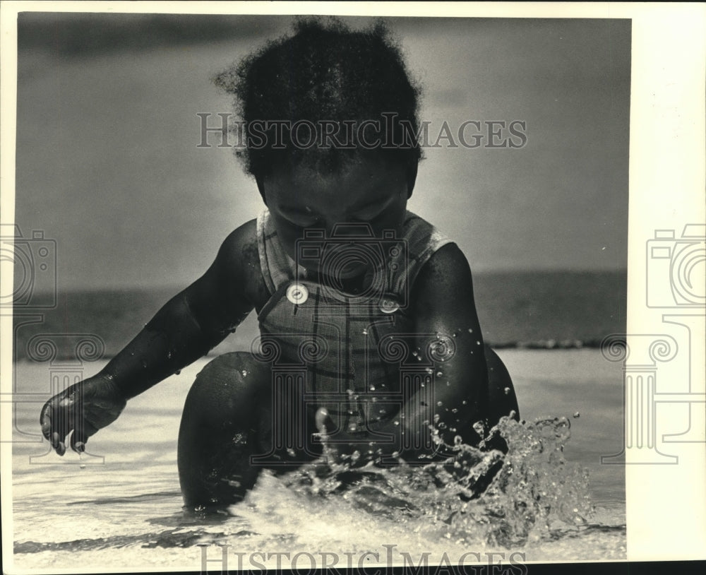 1987 Brandon Young Playing With Water at Sherman Park Pool - Historic Images