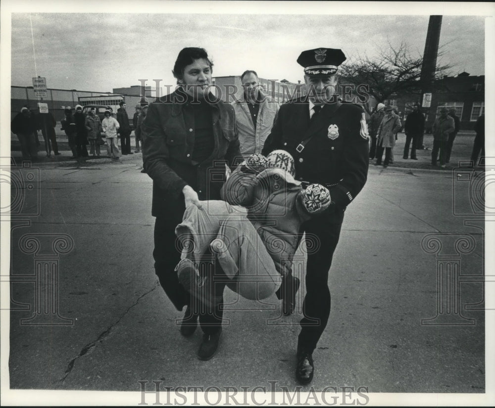 1977 Press Photo Racine Police Captain Helps carries Picketer in Wisconsin - Historic Images