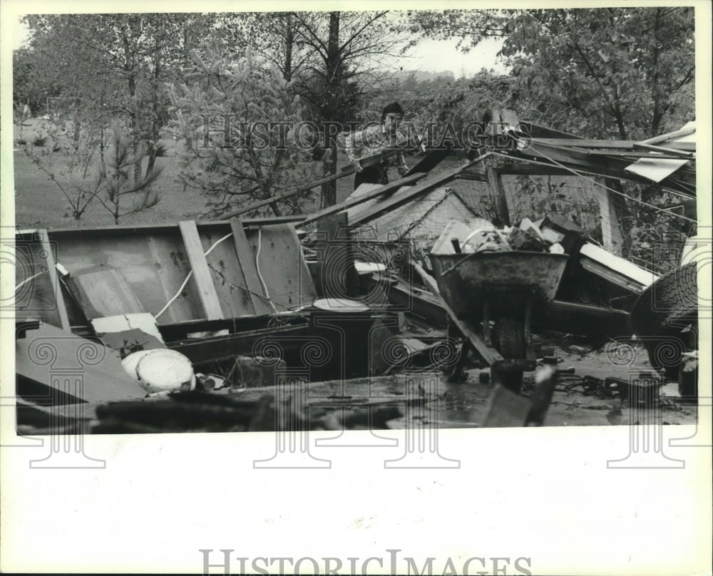 1982 Press Photo Esther Watton cleans up after tornado in Washington, Wisconsin - Historic Images