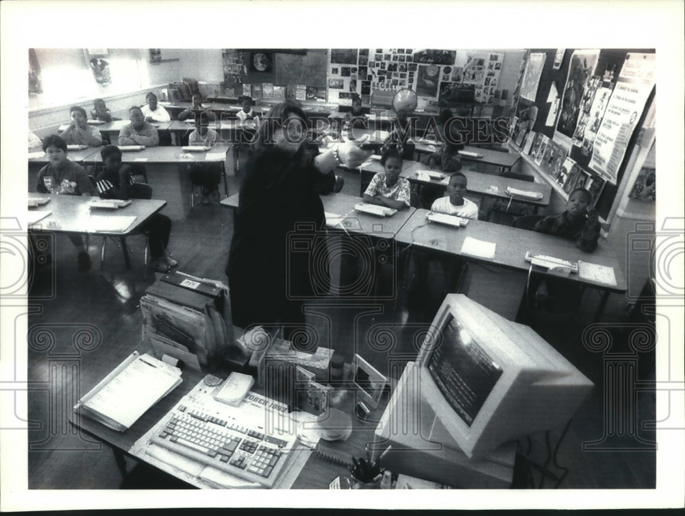 1993 Press Photo 27th Street School teacher Robin Squier adjusts wall monitor - Historic Images