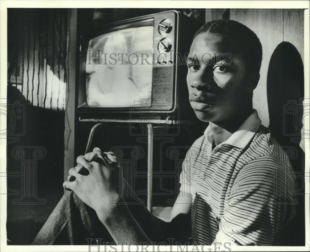 1982, Cleveland Roundtree spends time at home due to lack of work - Historic Images