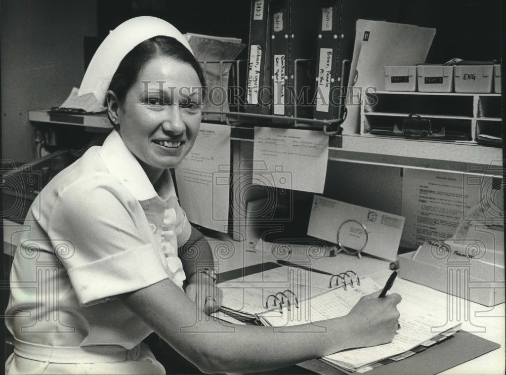 1981 Linda Struhar, 24, head nurse at Trinity Memorial Hospital - Historic Images