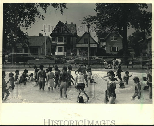 1987 Press Photo Walker Square Park pool is located in view of children's homes - Historic Images