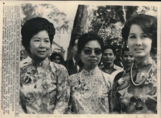 1967 Press Photo Mrs. Nguyen Van Thieu wife of Vietnamese president & others - Historic Images