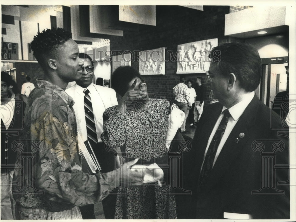 1991 Press Photo Governor Tommy Thompson at North Division High School Wisconsin - Historic Images