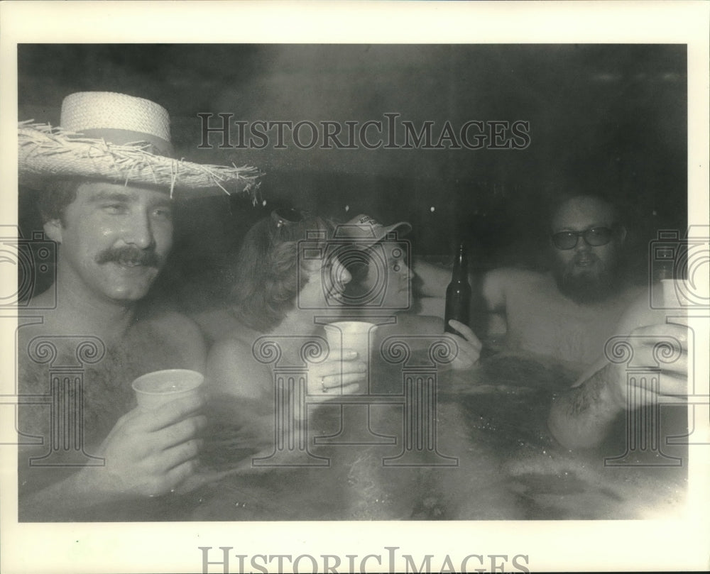 1984 Press Photo Partygoers in David Van Arsdale&#39;s portable hot tubs, Wisconsin - Historic Images