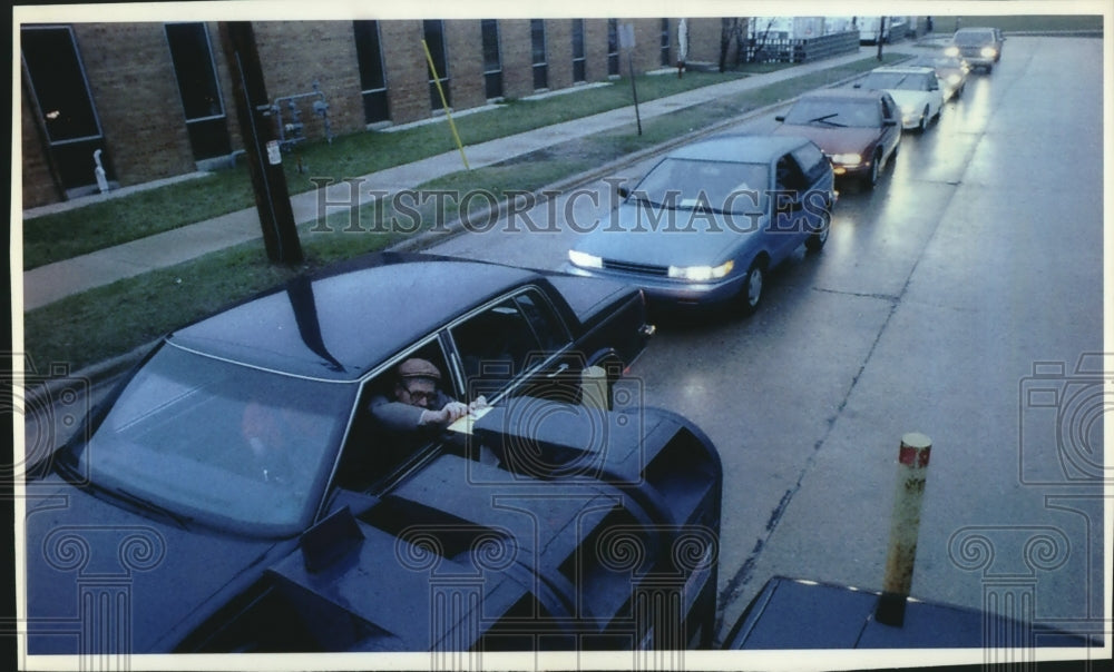 1993 Press Photo Waukesha taxpayers line up to mail returns before midnight - Historic Images