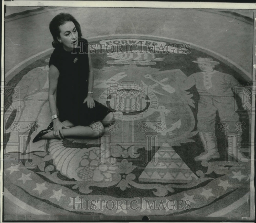 1966 Press Photo Mrs. Warren Knowles on a custom rug in the Governor's mansion- Historic Images