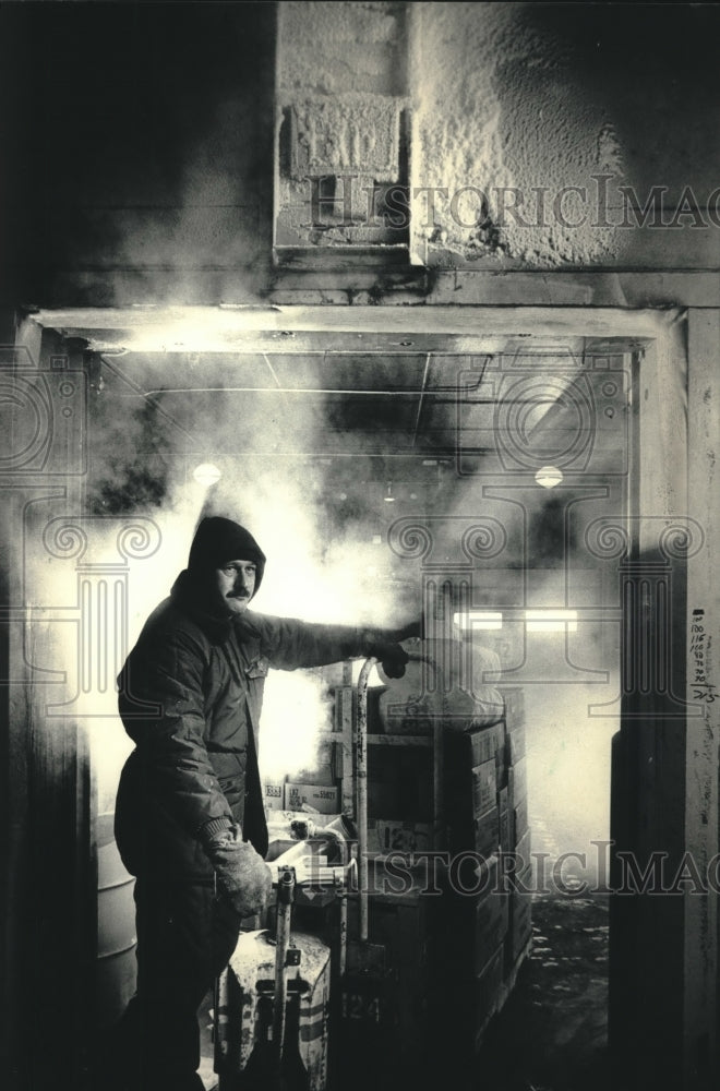 1986, Allen Garrett prepares to enter Roundy&#39;s warehouse freezer - Historic Images