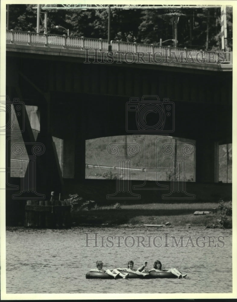 1985 Press Photo Michigan youngsters float on inner tubes near Houghton - Historic Images