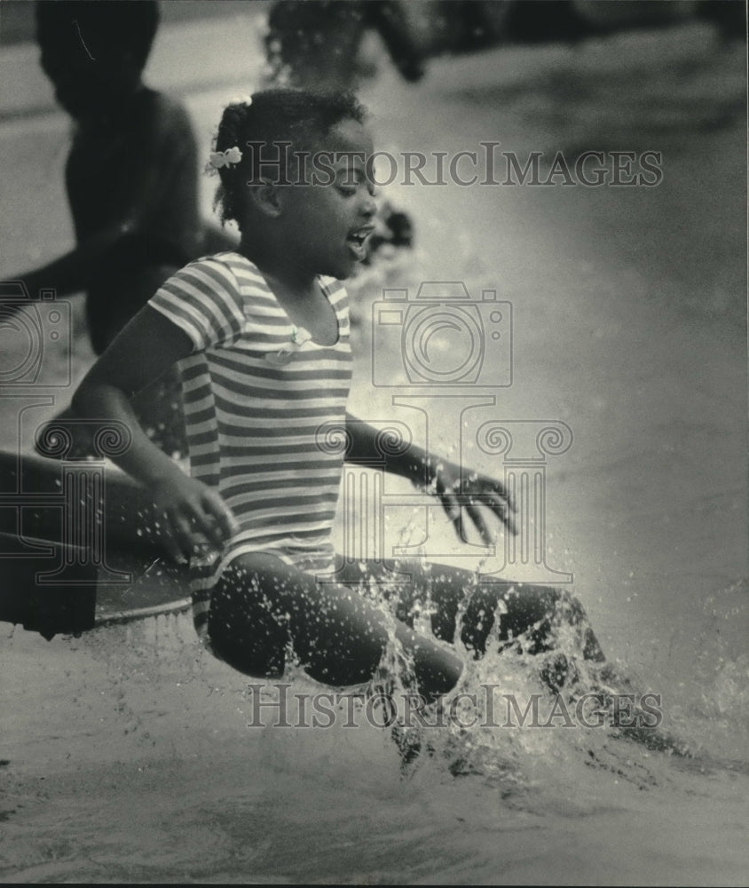 1984 A girl finds cool pool at Washington Park just the right place - Historic Images