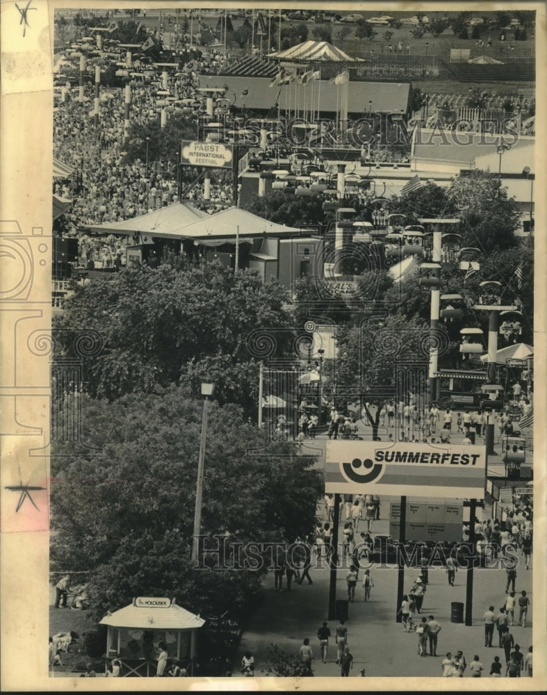 1984 Crowds throng Summerfest grounds and cable cars - Historic Images