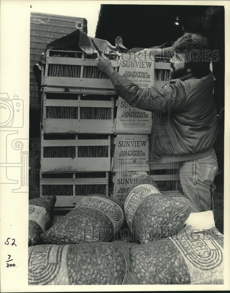 1984 Press Photo Frank Johns with produce bought at Milwaukee&#39;s old 3rd Ward - Historic Images