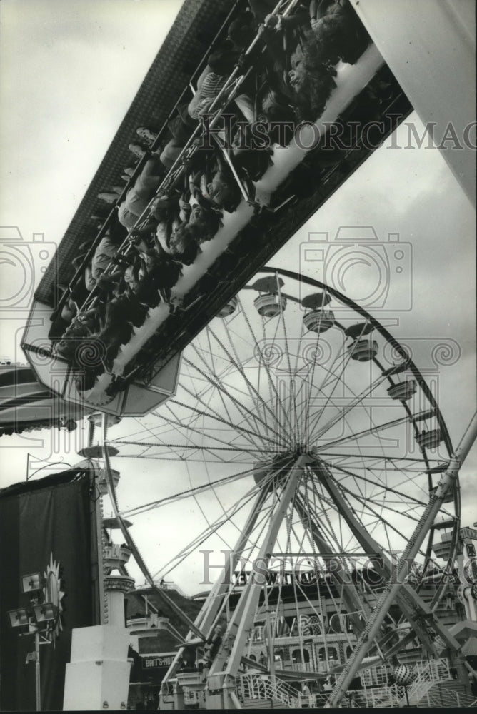 1994 Thrill-seekers on the Space Loop ride at the Summerfest grounds ...