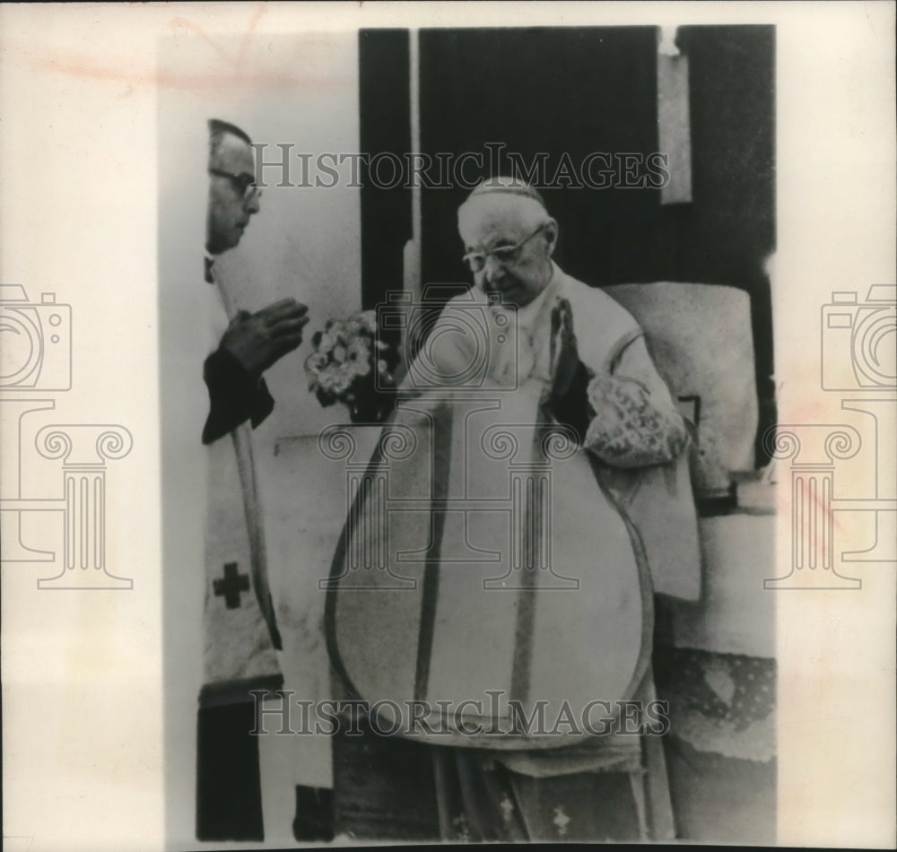 1958 Press Photo Samuel Cardinal Stritch gives his last mass in Rome - mjc11227 - Historic Images