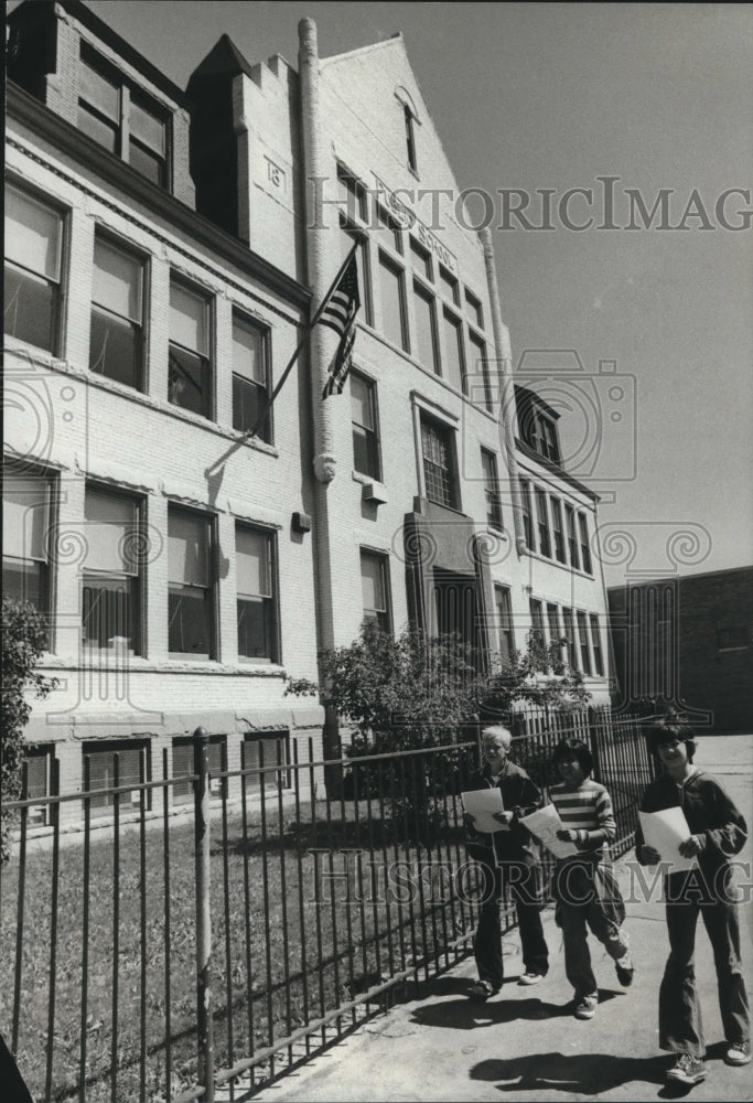 1977 Press Photo Children walk home from 27th Street School, built in 1893 - Historic Images