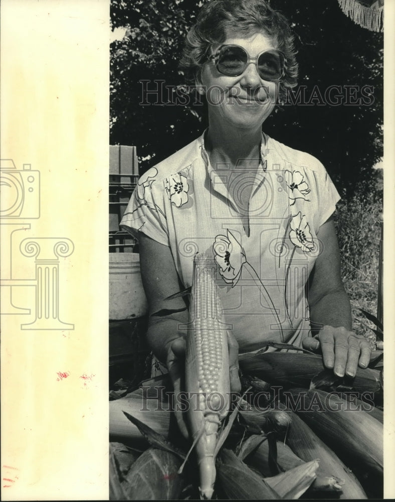 1983 Press Photo Dorothy Rynders of New Berlin admires sweet corn at farm stand - Historic Images
