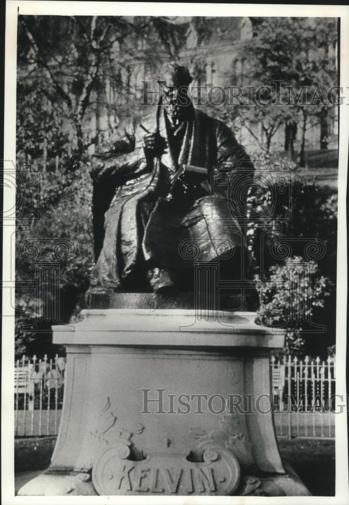 1990 Press Photo Statue of physicist William Thomson Kelvin in Scotland - Historic Images