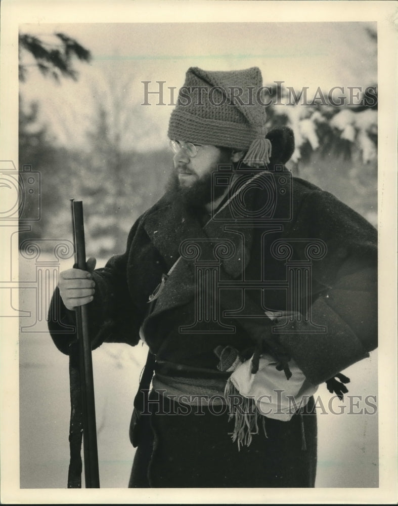 1985, Jim Billings dressed like a French-Canadian circa 1680 - Historic Images