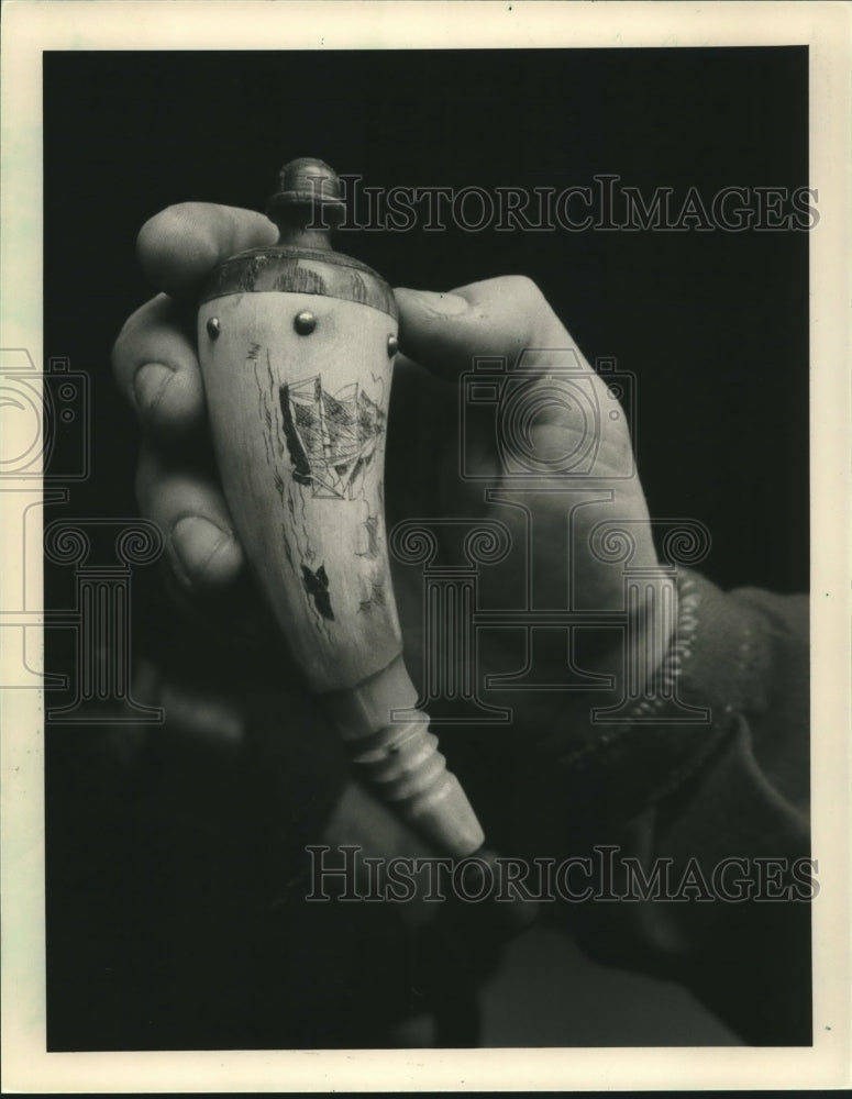 1985, Elaborate scrimshaw powder horn - mjc11336 - Historic Images
