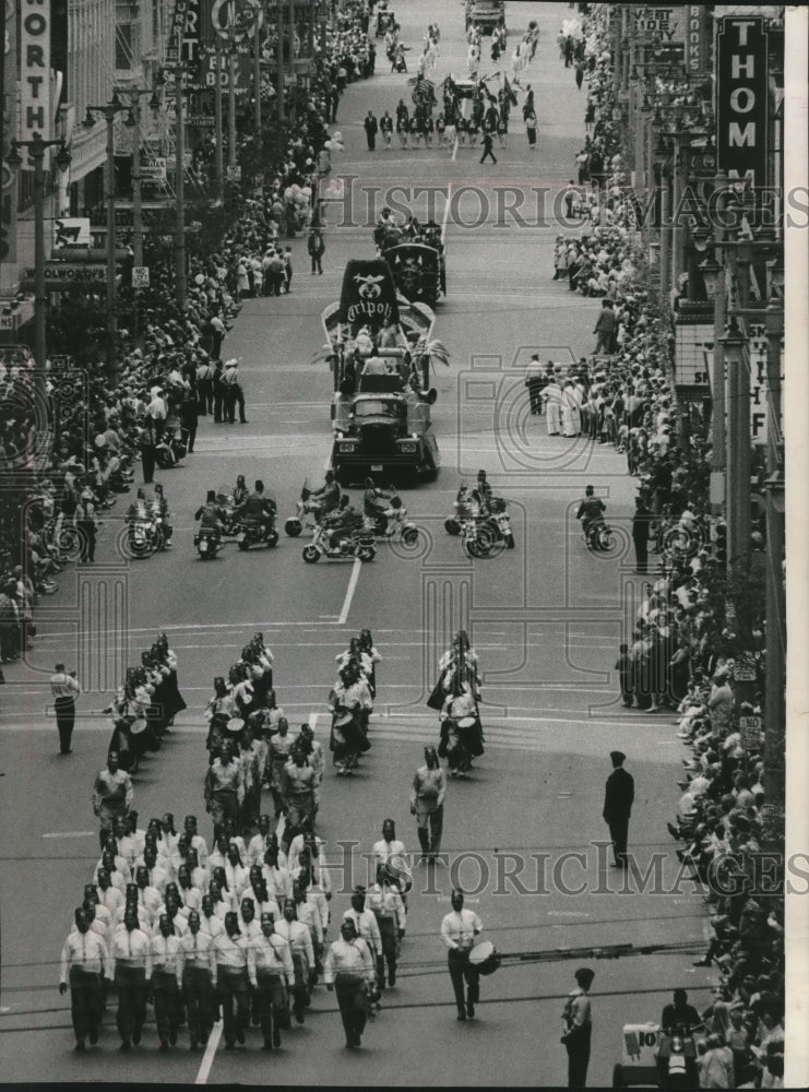 1962, Shriners were in Milwaukee for Great Lakes Shrine ceremonial - Historic Images