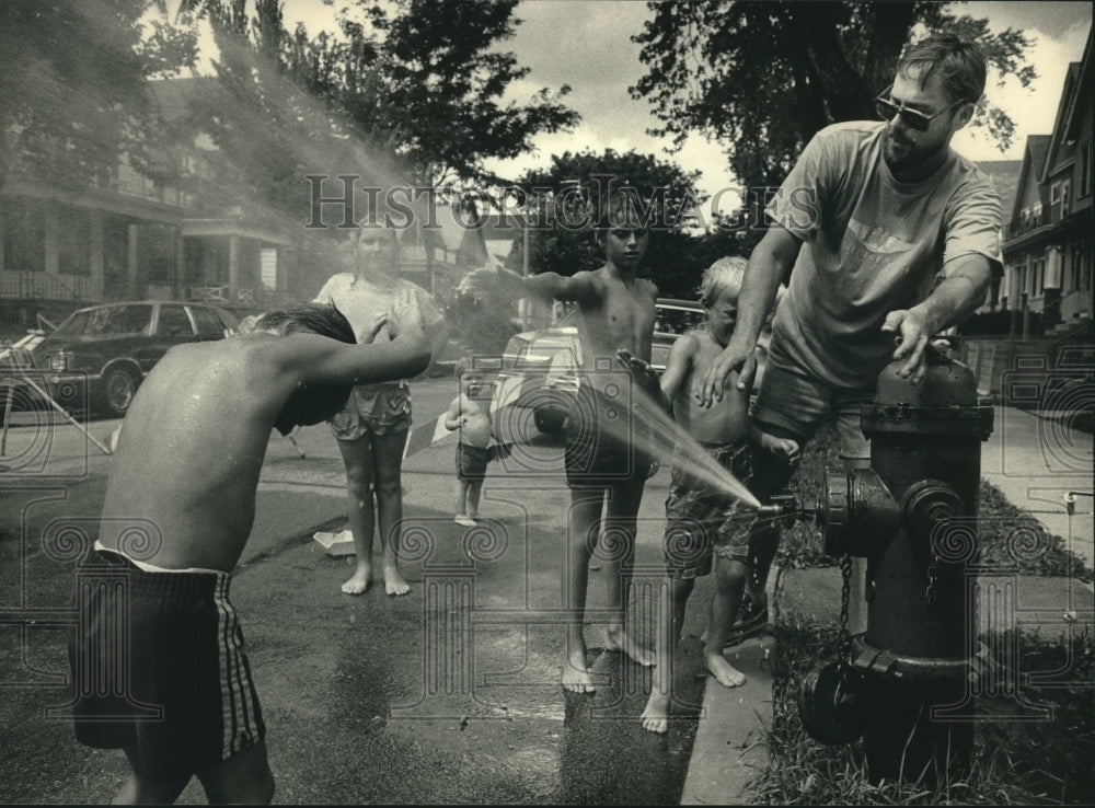 1987 Press Photo Jerry Klein Opened Fire Hydrant for Children - mjc11372 - Historic Images