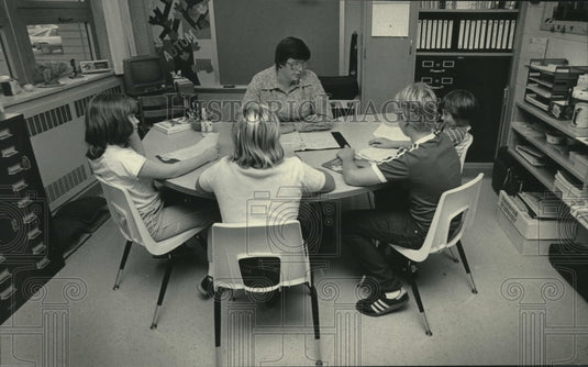 1984 Sister Kathryn Dean worked with young readers, Cardinal Stritch - Historic Images