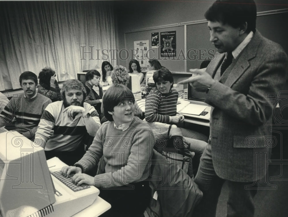 1985 Press Photo Professor James Kasum and students at Cardinal Stritch College - Historic Images