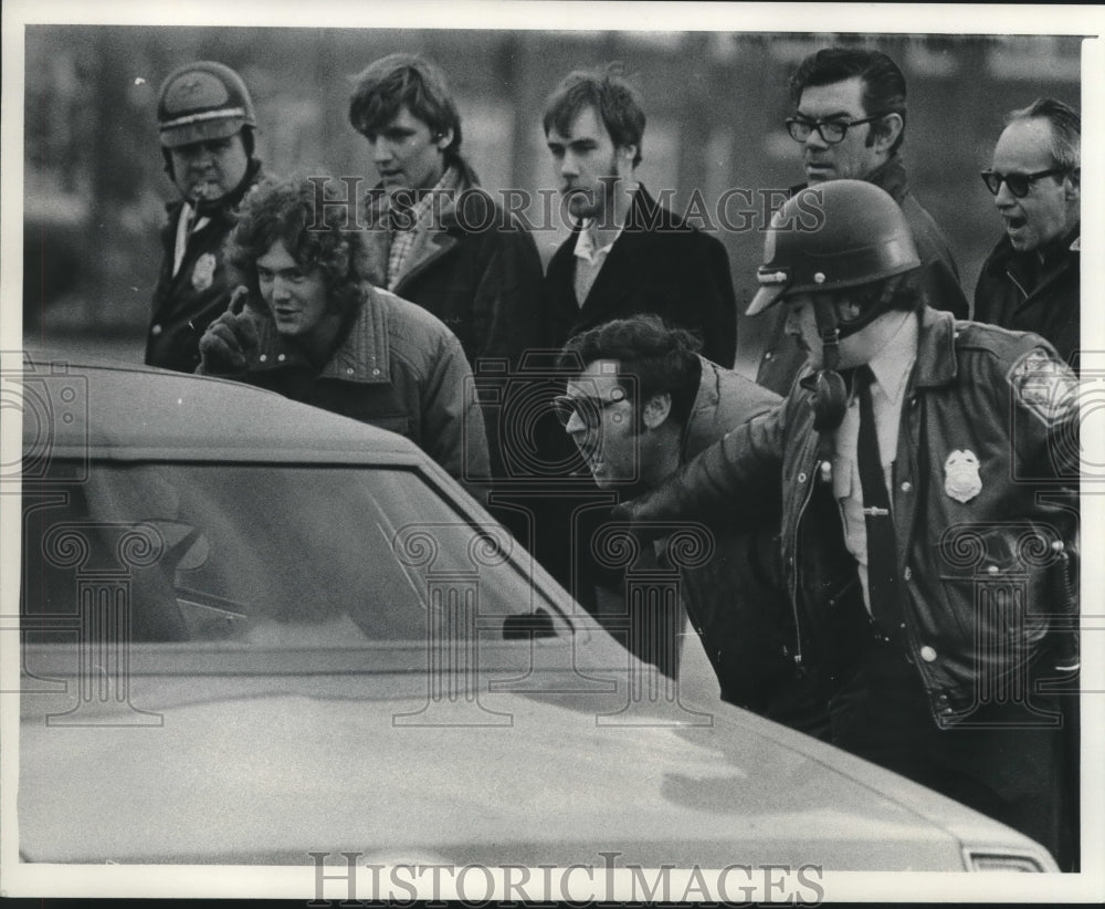 1977 Press Photo Racine Striker Shouts at Occupants of Car Entering Parking Lot - Historic Images