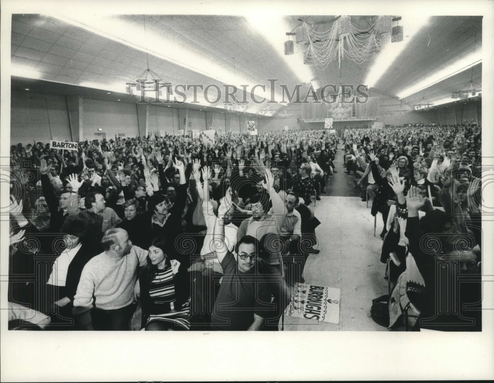 1975, Milwaukee Teachers Raise Hands For Ratified New Contract - Historic Images