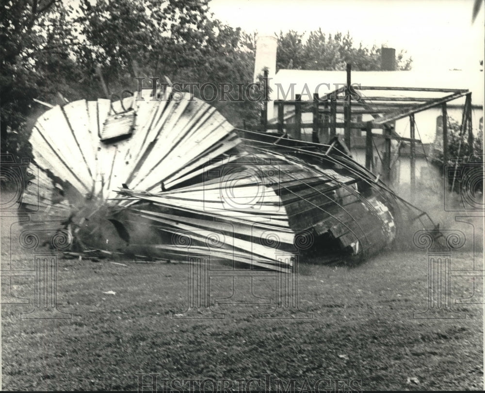 1989 Press Photo Broken silo on ground, Thiensville, Wisconsin - mjc11426 - Historic Images