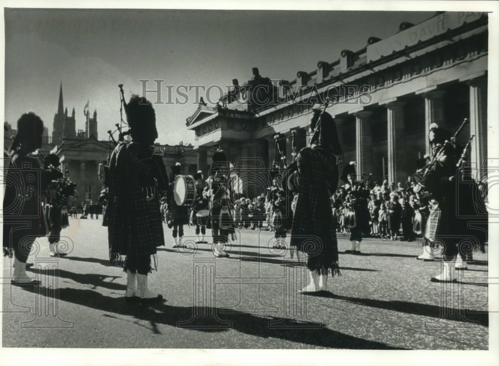1990 Press Photo Bagpipers, drummers, Scotland, International Festival - Historic Images