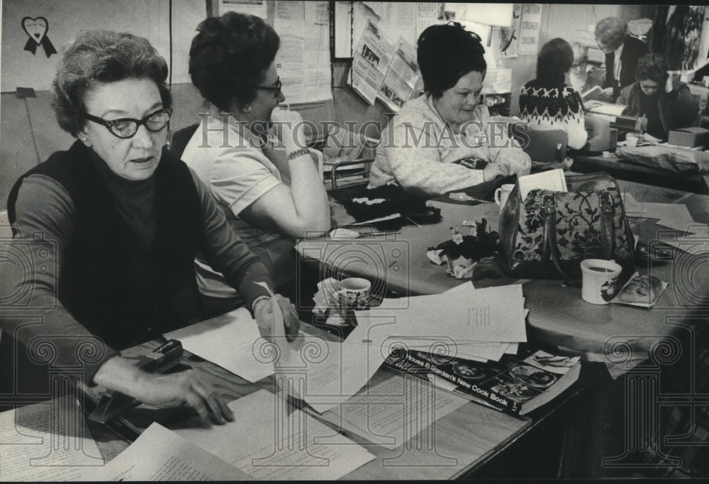 1975 Striking Hortonville teachers at strike headquarters - Historic Images