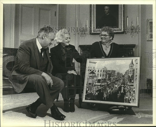 1982 Pat Thomas & her painting Fourth of July in Appleton, Wisconsin - Historic Images