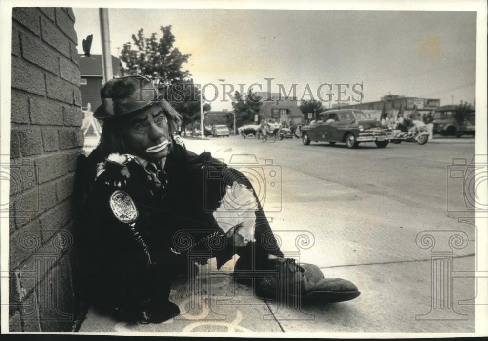 1991 Press Photo Clown, Wee-Will sits on sidewalk, West Allis, Shriners - Historic Images