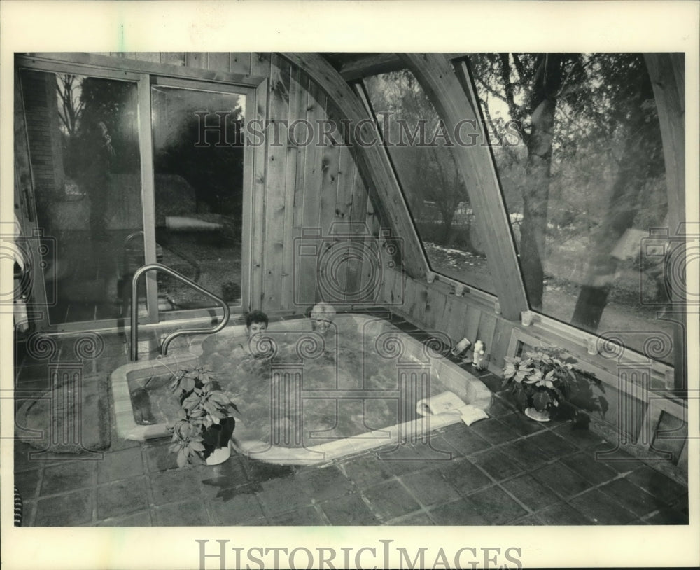 1985 Press Photo Nancy Boehlein with friend Maggie Ripp in Boehlein&#39;s hot tub. - Historic Images