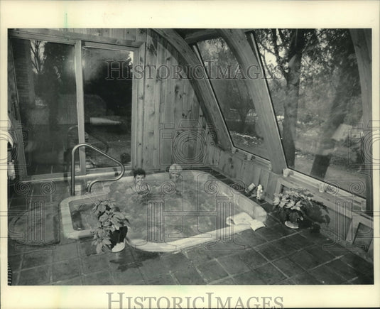 1985 Press Photo Nancy Boehlein with friend Maggie Ripp in Boehlein's hot tub. - Historic Images