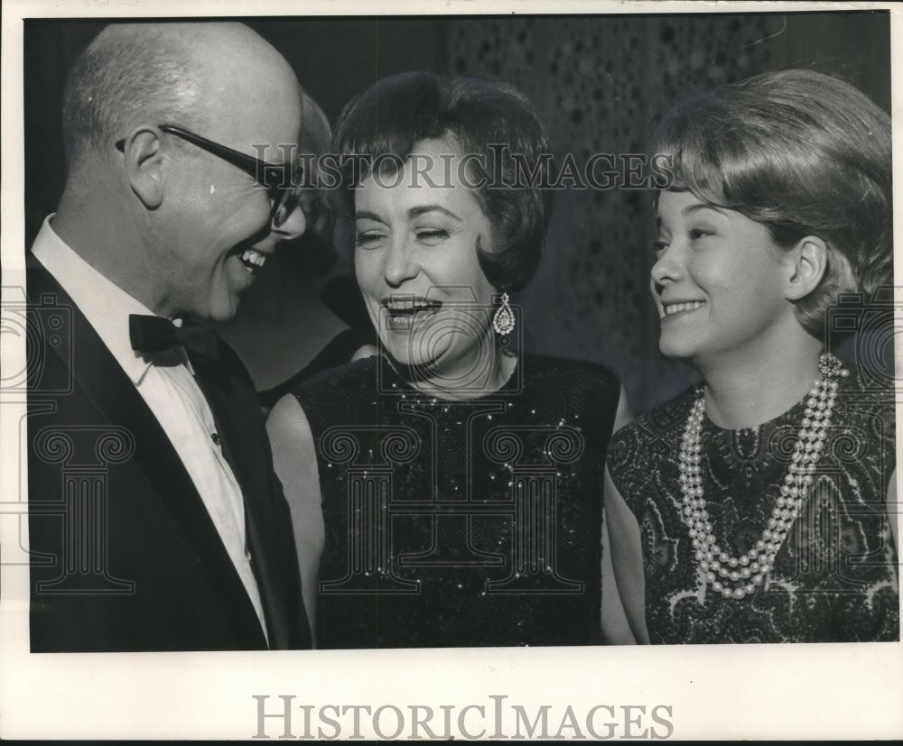 1965 Press Photo Mrs. Warren Knowles and others at Interior Designers&#39; meeting - Historic Images