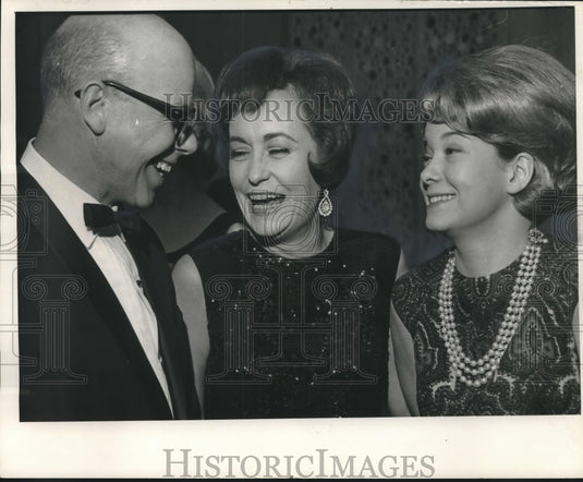 1965 Press Photo Mrs. Warren Knowles and others at Interior Designers' meeting - Historic Images